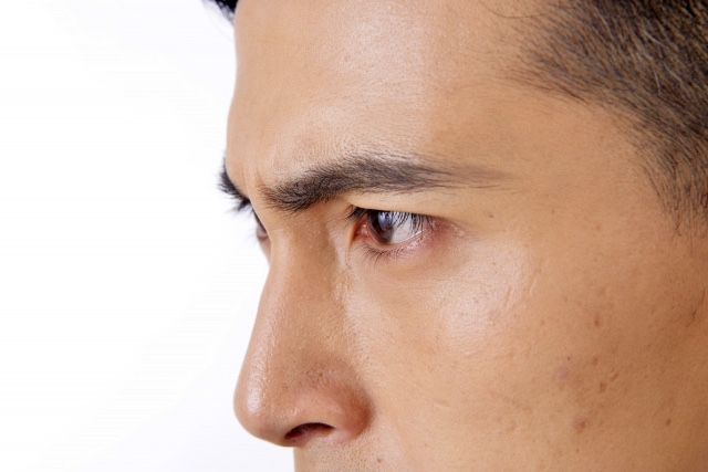 メンズ 眉毛を濃くする 伸ばす 生やすにはどうしたらいいの 効果のある眉毛美容液は フェス的